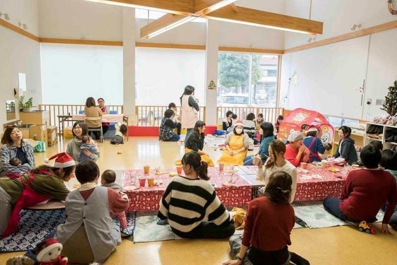 ↑釜石での「まんまるサロン」。助産師4名と運営スタッフ2名、14組の母子が集まり大盛況。月1回のサロンを楽しみにしているママが多い。