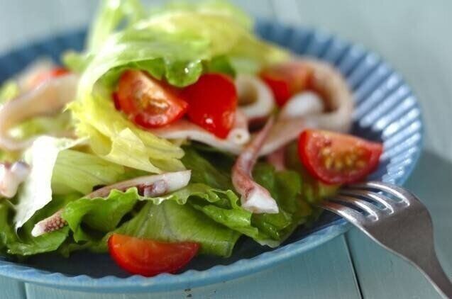 レタス入りイカのサラダ