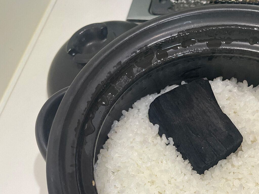 炭でご飯を炊く
