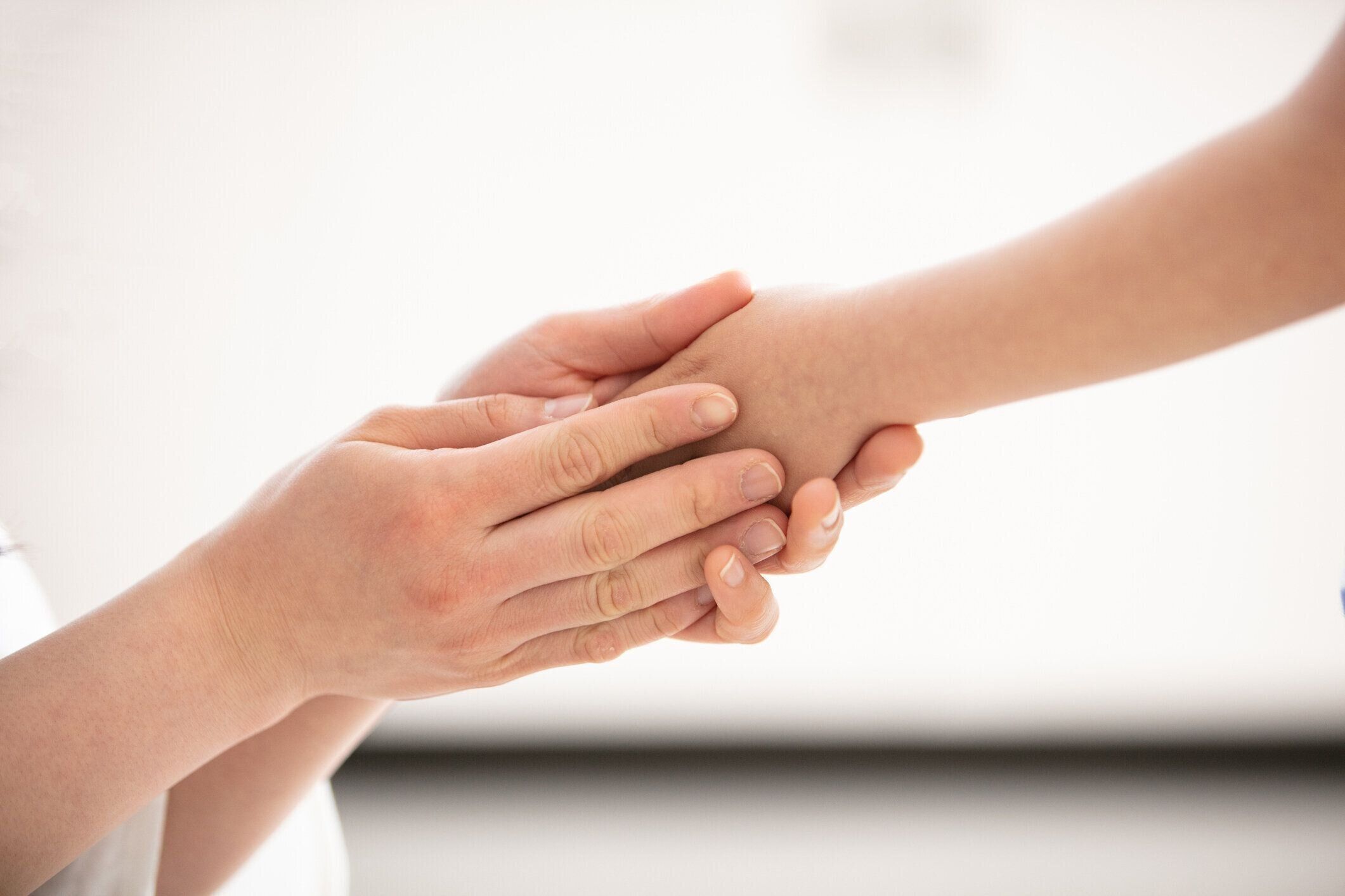 手をつないでいる母子