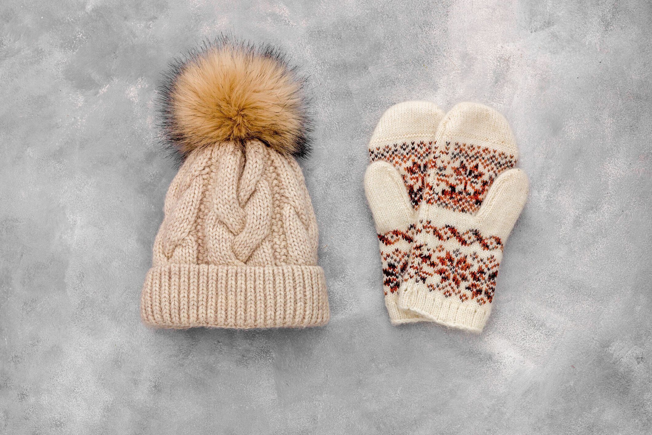 冬服ミトンとニットハトン灰色の石の背景