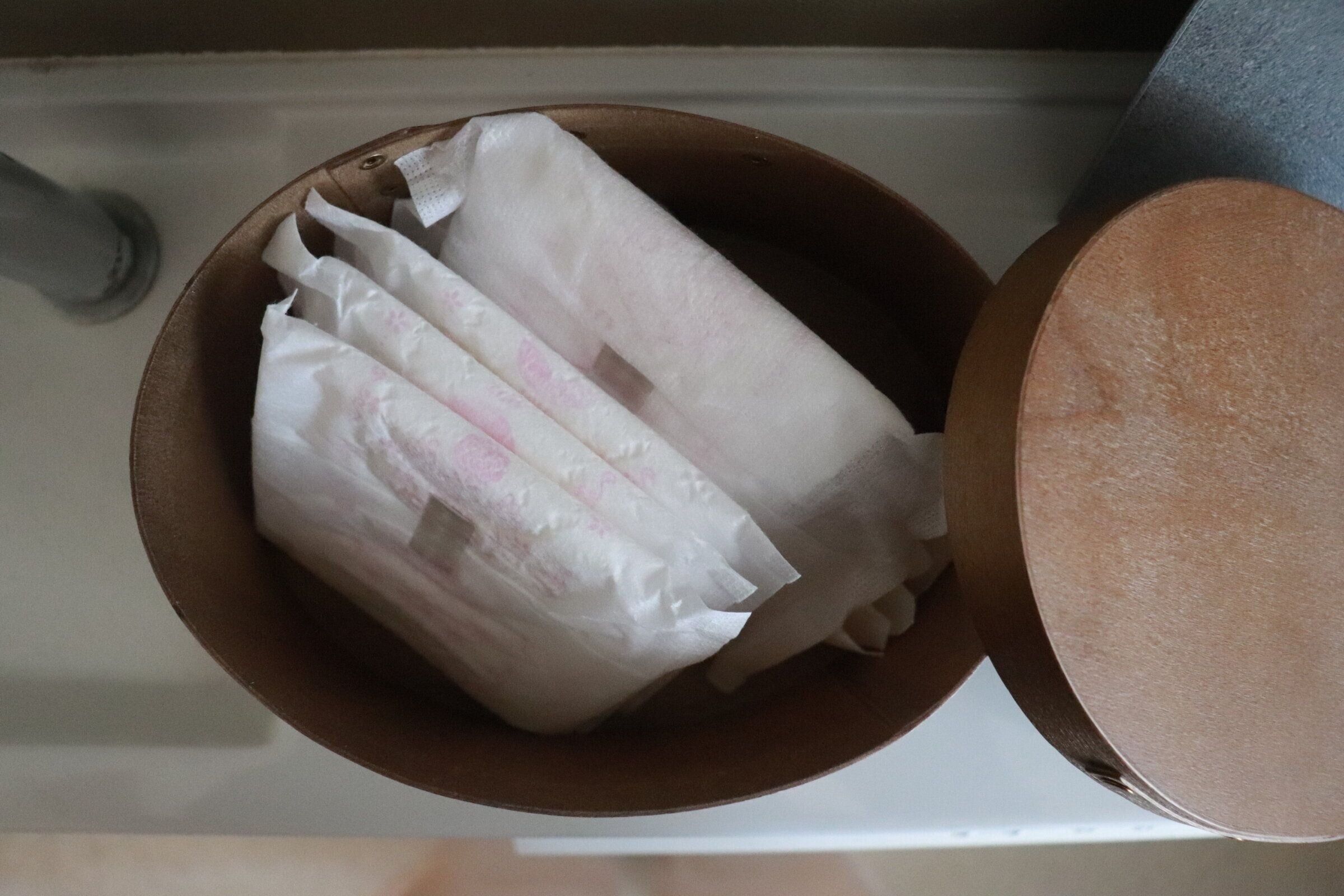 【3COINS】出しっぱなしでOK！収納にもディスプレイにもなるスリコの木製フタ付き収納ボックス