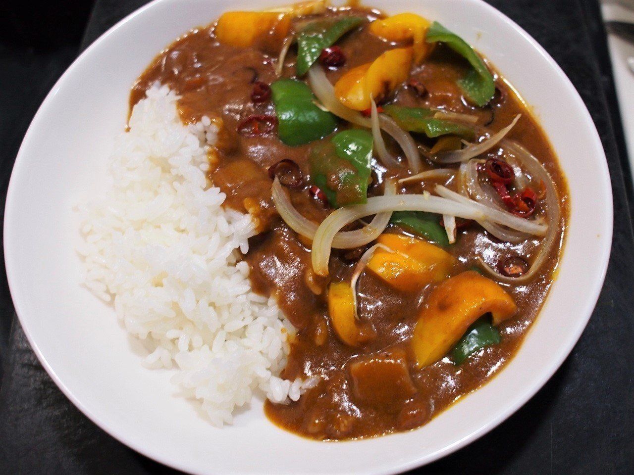 じつはプロもやってる レトルトカレー を本格派に変えるひと工夫 サンキュ