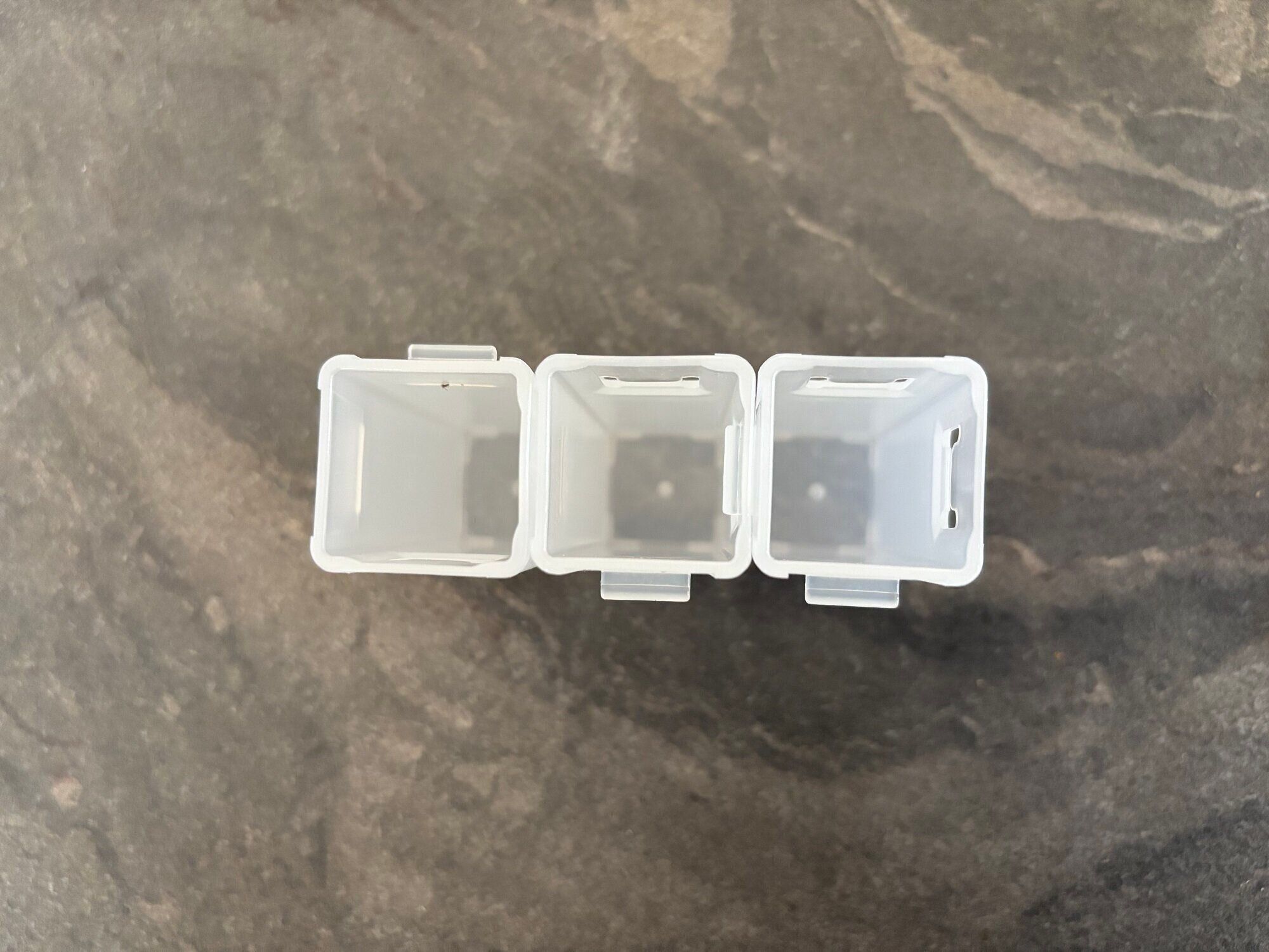 DAISOで見つけた！「あれ、どこいった？」迷子になりやすい軟膏のスッキリ収納が叶う優れモノ