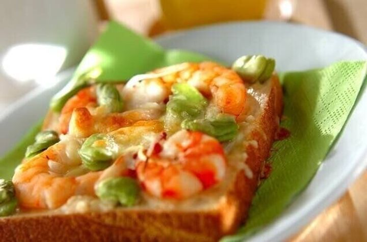 食パンを使ったエビとソラ豆のグラタントースト