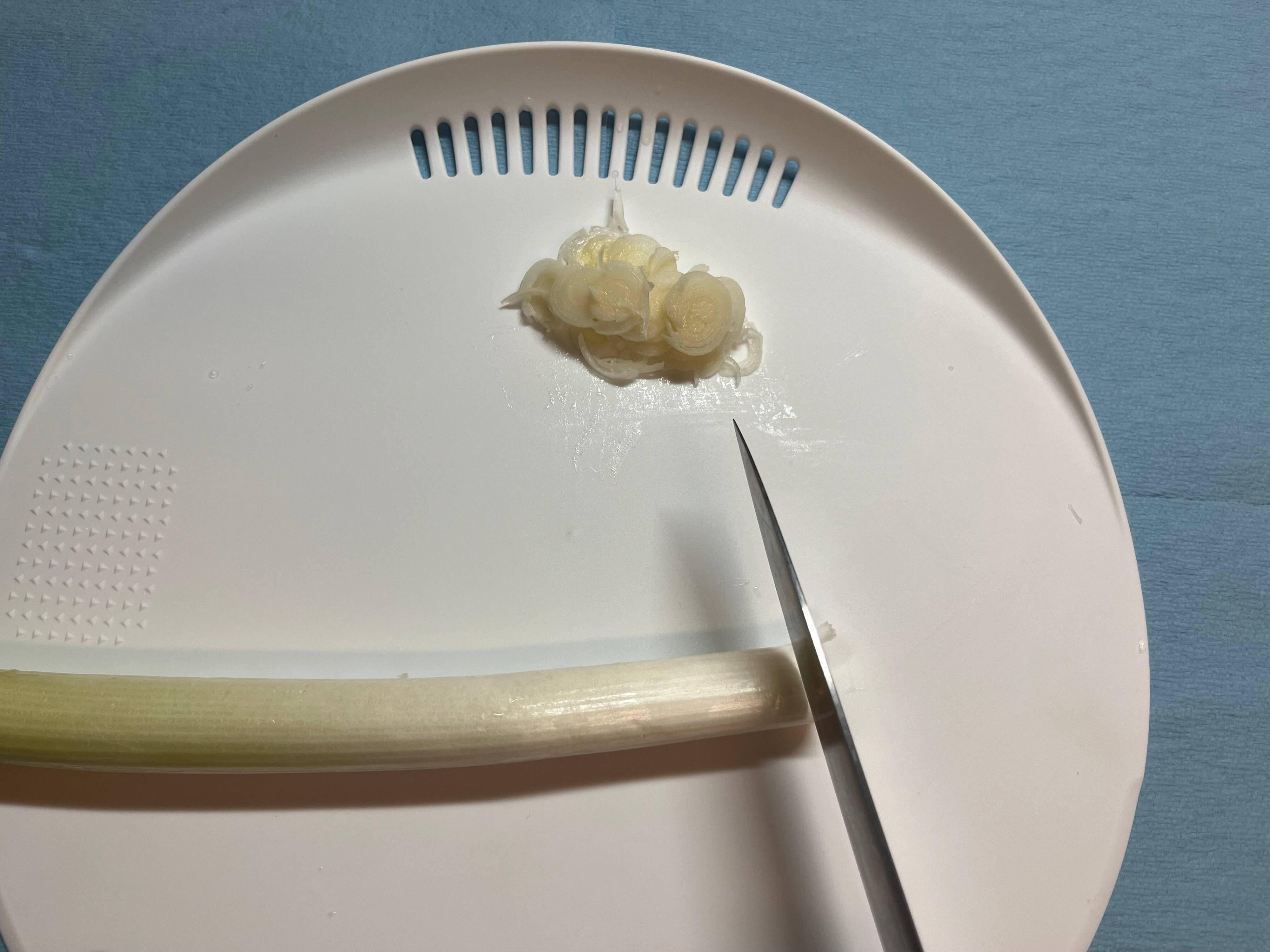 まな板でネギを切った画像
