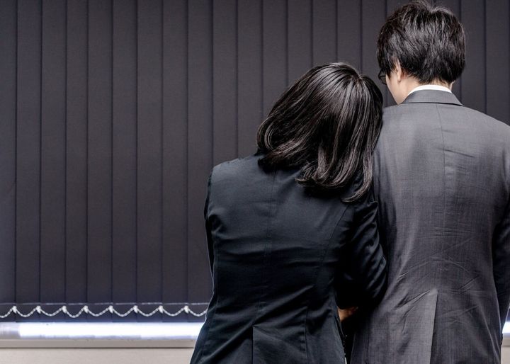 【チェックリスト付き】スマホを裏返しに置いていたら要注意!?パートナーの浮気を見抜く10のサイン