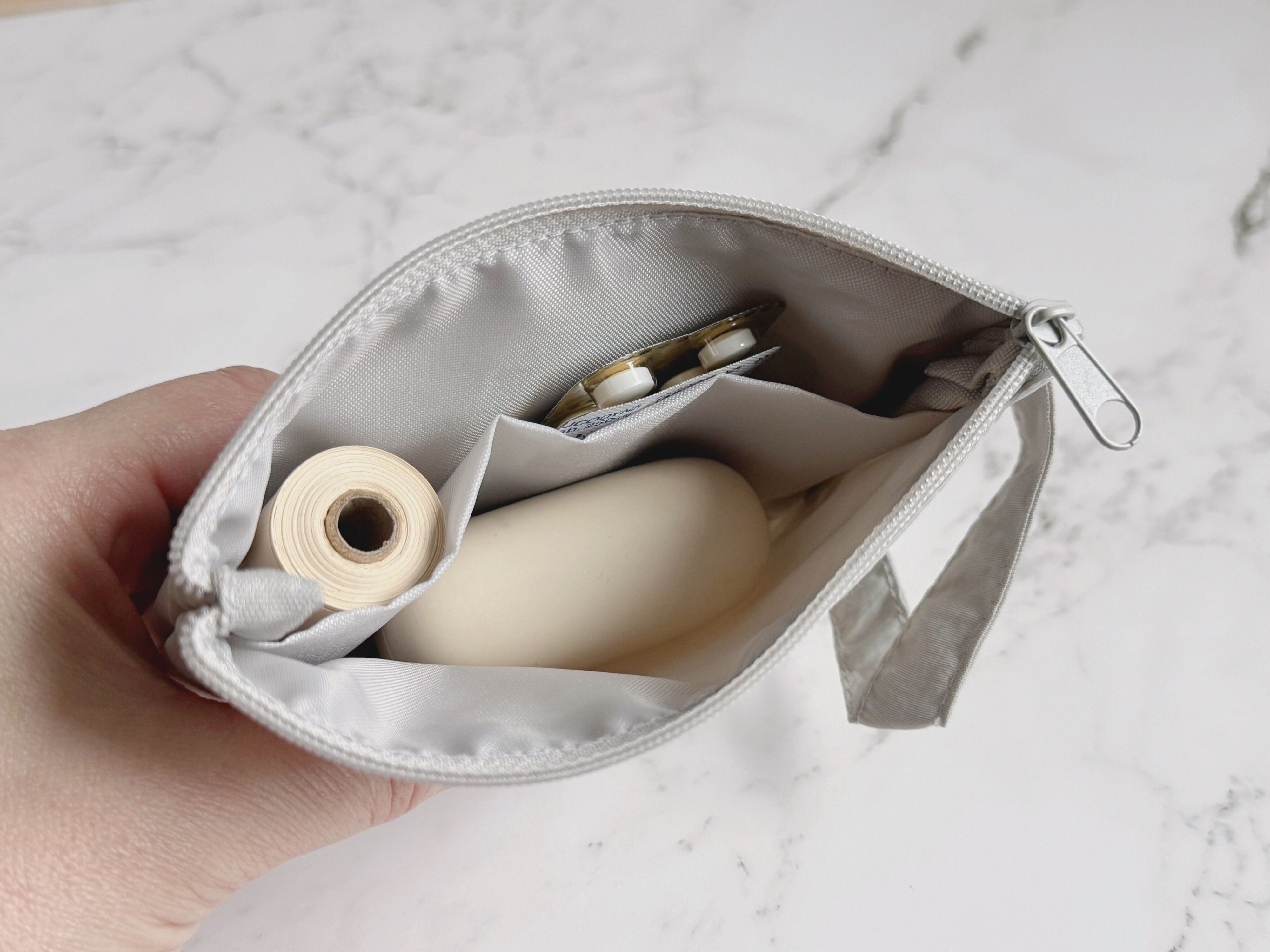 仕切り付きだから立てて収納ができる！