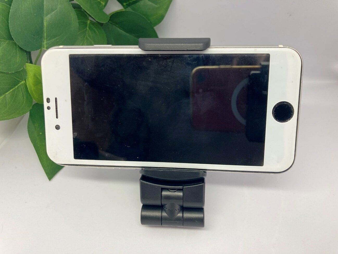 究極のスマホグッズがダイソーに!?観るのも撮るのもコレひとつでOK「多機能スマホホルダー」は見つけたら絶対買って！