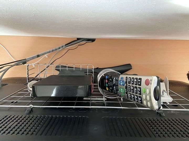思わぬ死角 Tv裏が100均で超便利収納に サンキュ 思わぬ死角 Tv裏が100均で超便利収納に サンキュ
