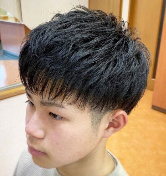 中学生の男の子に似合う流行のヘアスタイル。女子ウケがいい！トレンドのツーブロックマッシュ