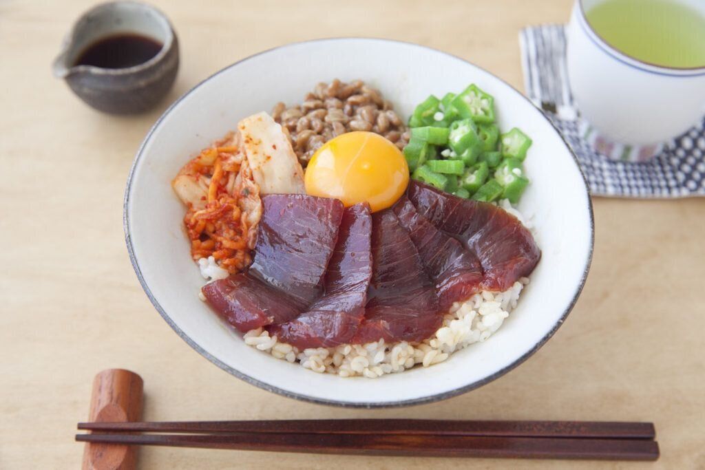 糖質控えめ！夏バテに負けない！漬けマグロのねばねば丼