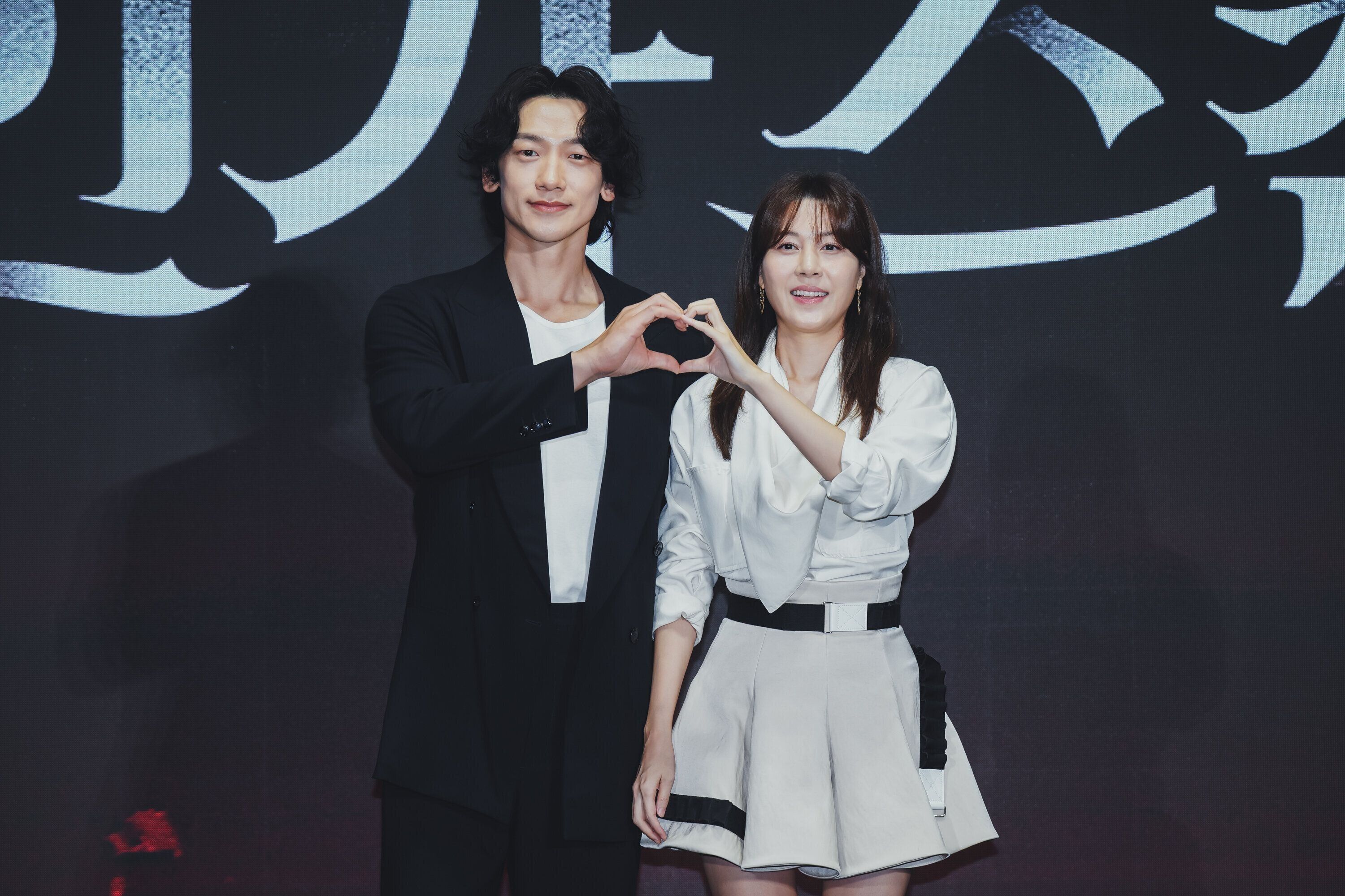 『レッド・スワン』記者会見