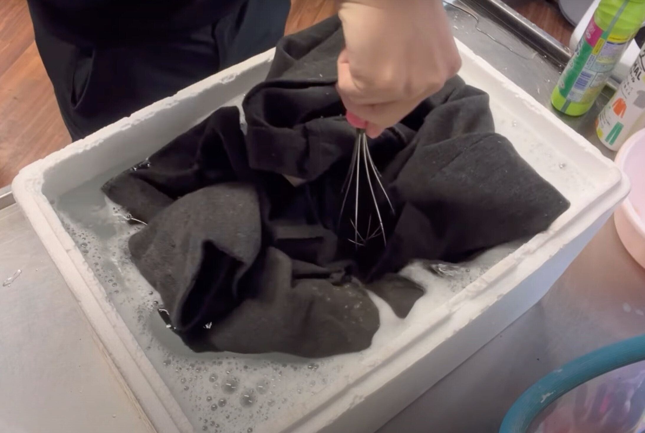 ズボンをお湯に浸す