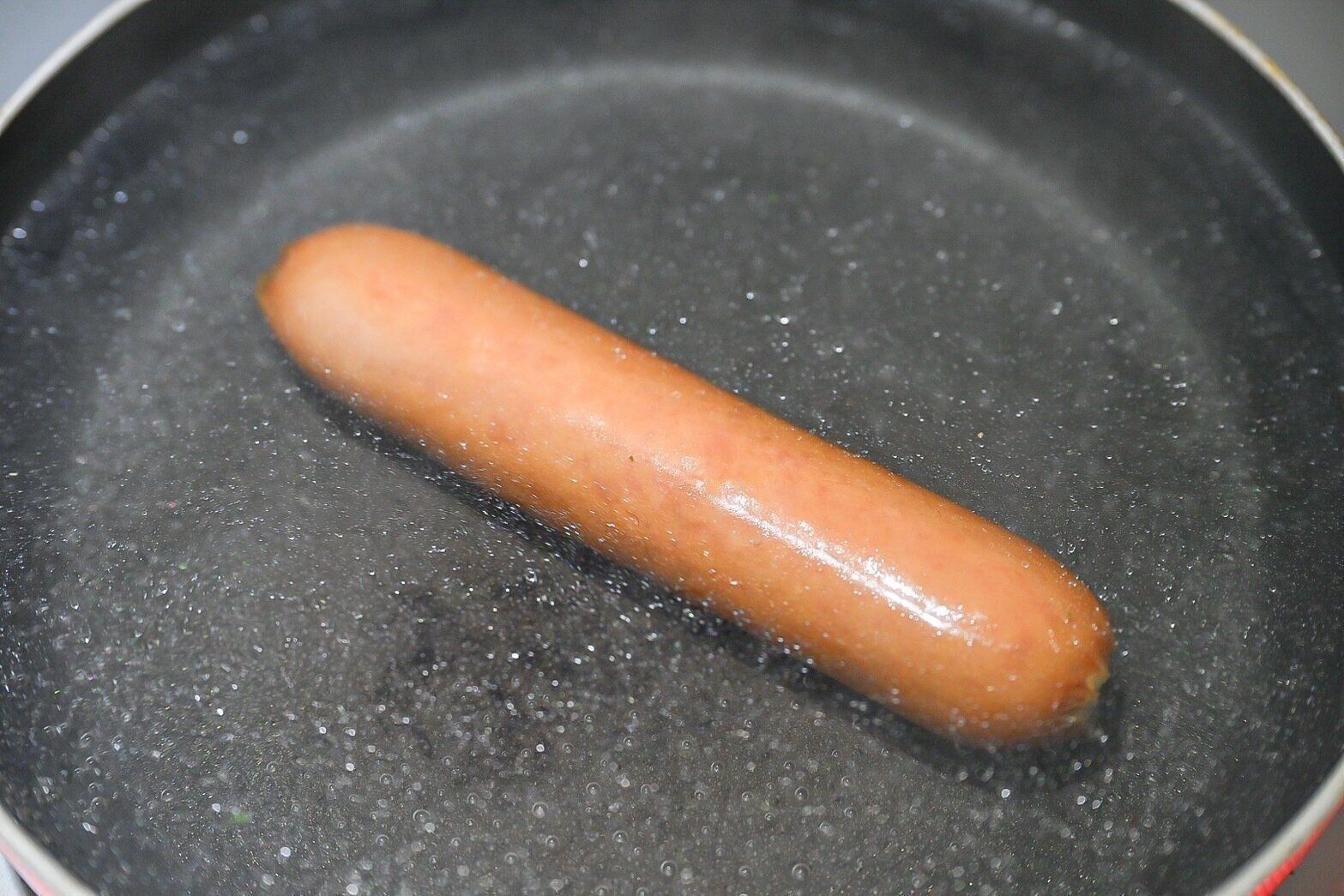 湯に浸かったソーセージ