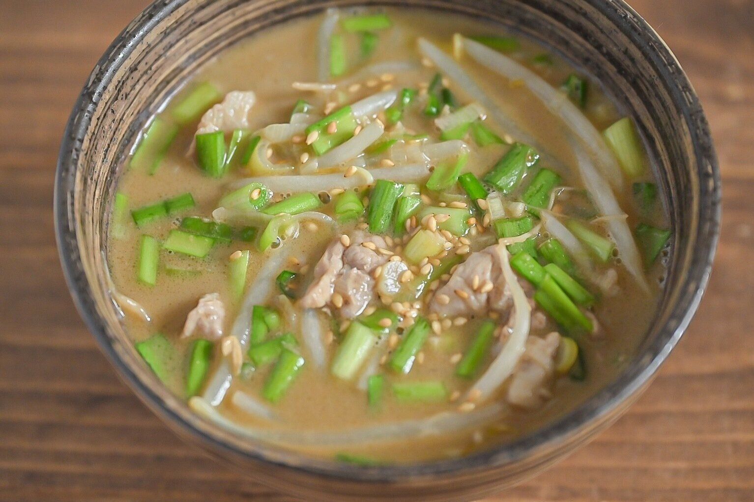 器に盛られた豚肉ともやしのごまスープ