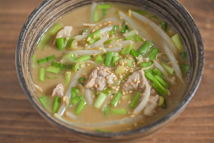 器に盛られた豚肉ともやしのごまスープ