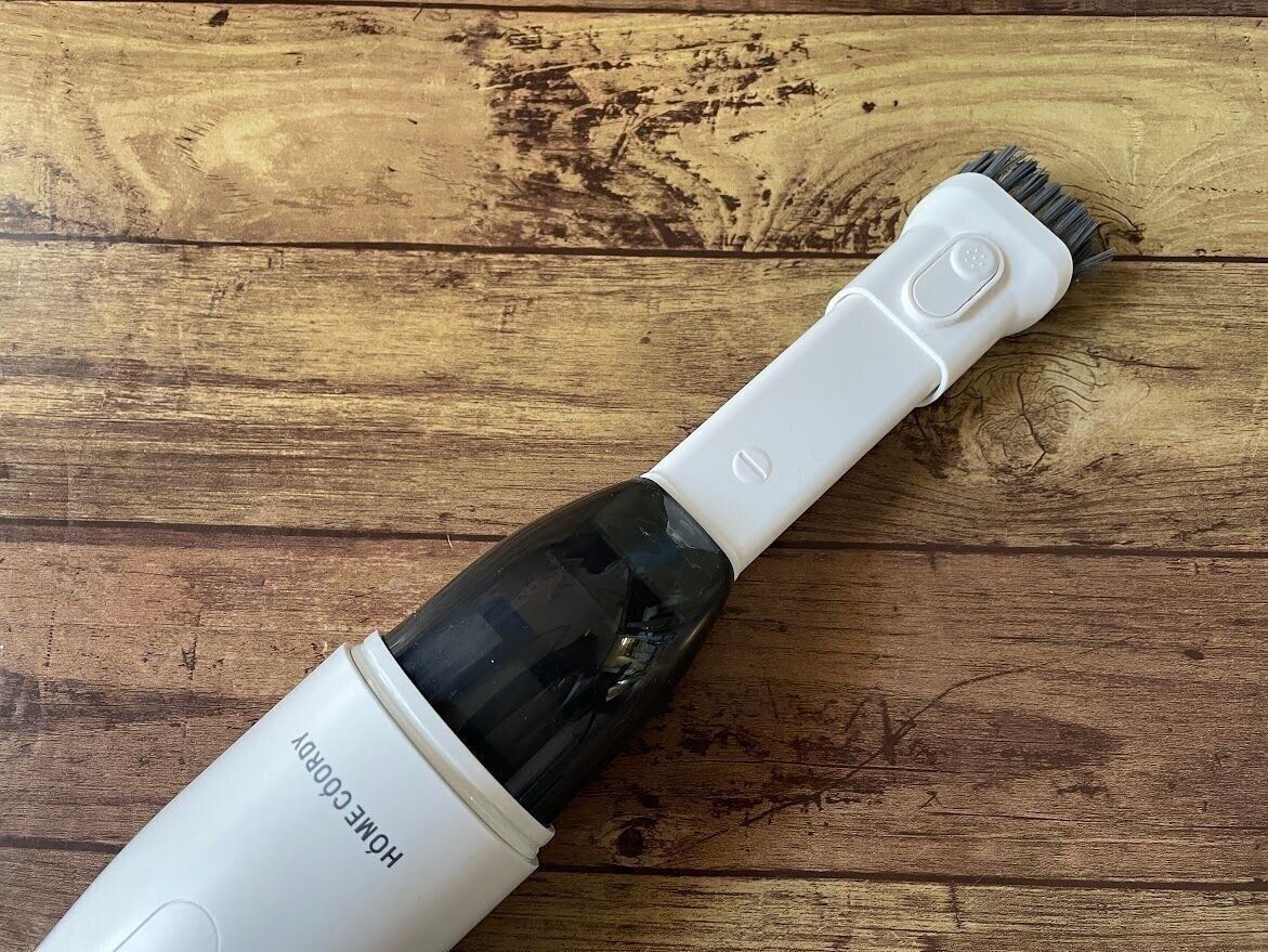 ノズルをつけたコードレスハンディクリーナー