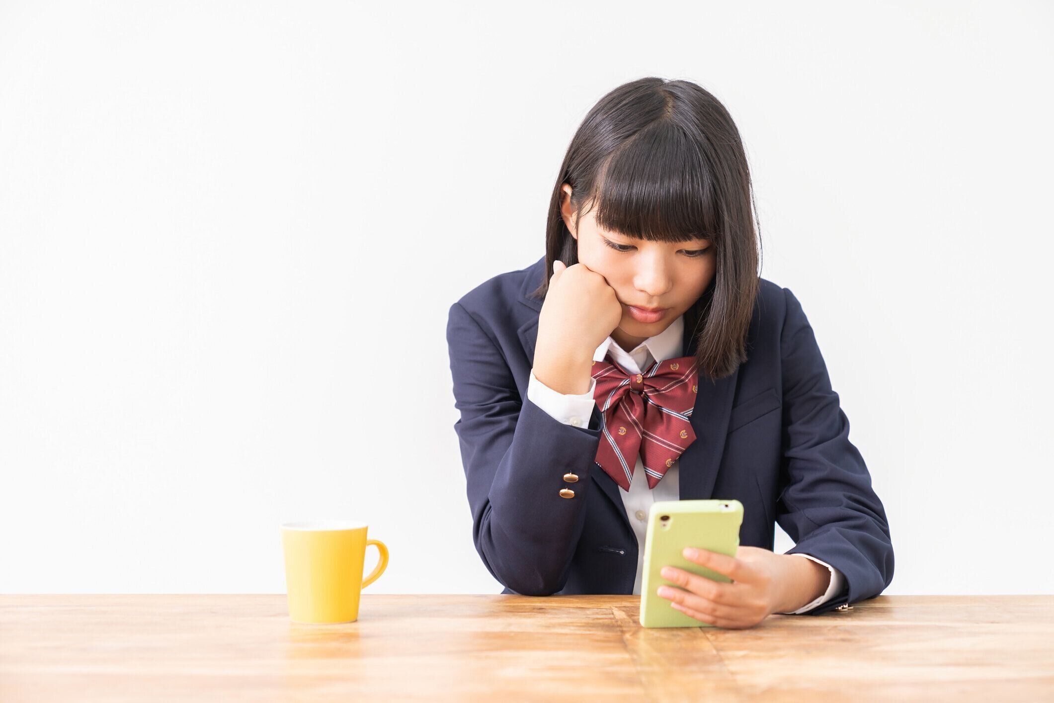 女子学生、学校の制服、スマートフォン、考える、
