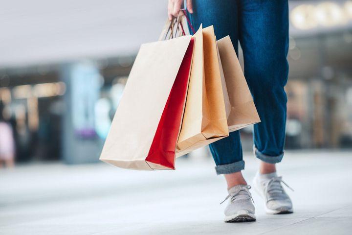 販売ショッピングバッグを持っている女性。消費者主義、ショッピング、ライフスタイルコンセプト