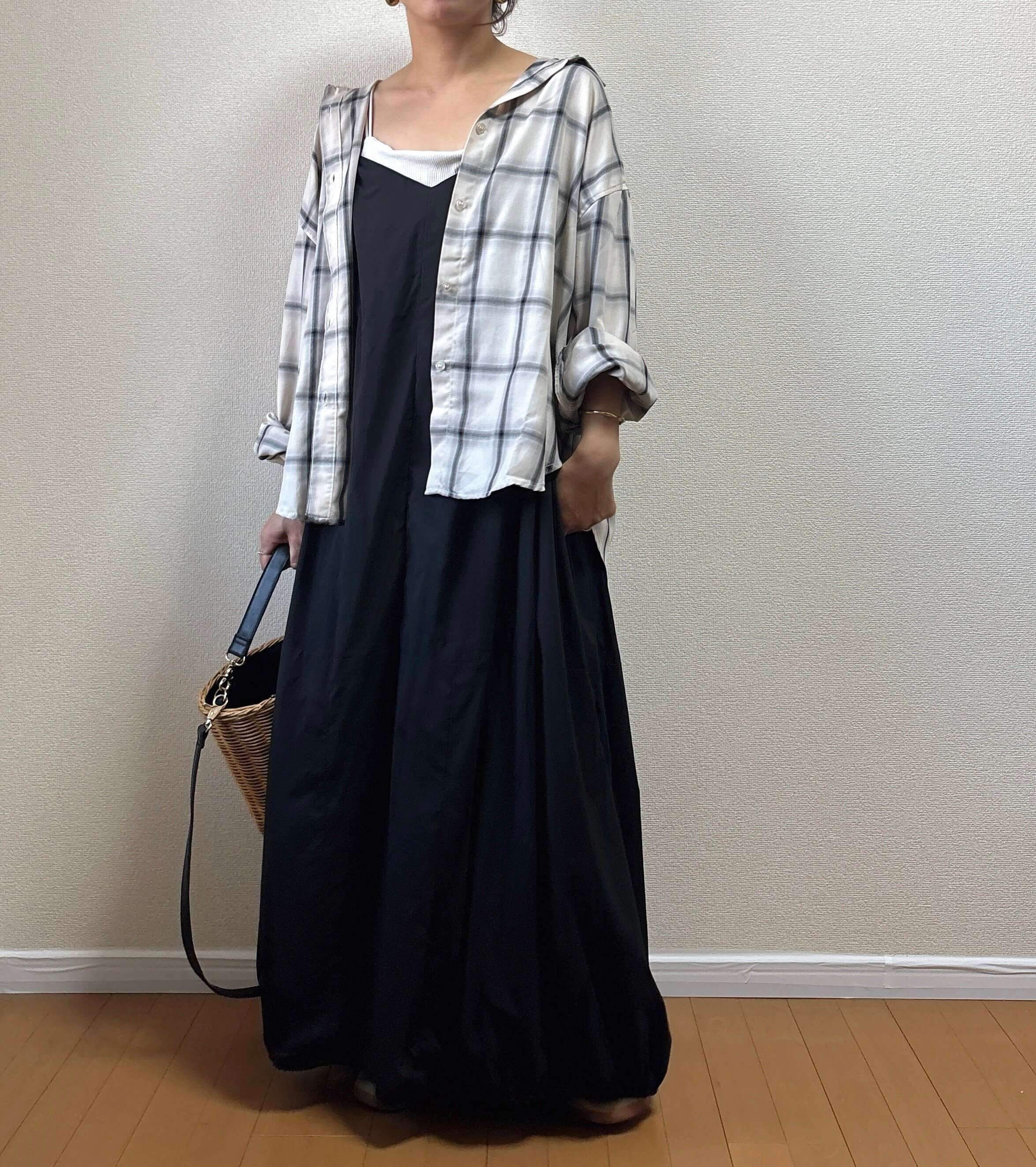ワンピースにチェックシャツを羽織ったコーディネート