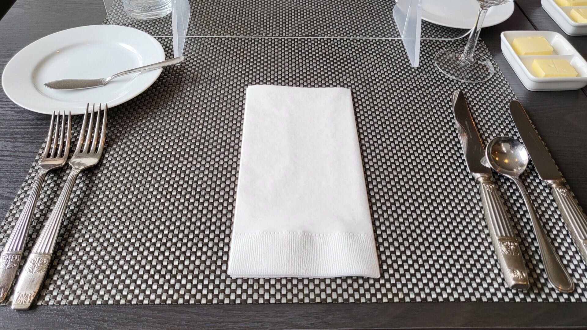 食べるときの正しいフォーク・ナイフの向き