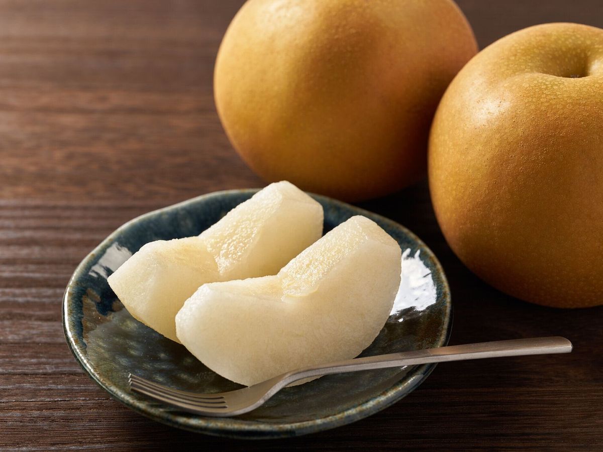 木製の背景に日本の梨