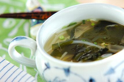 モヤシとワカメのスープ