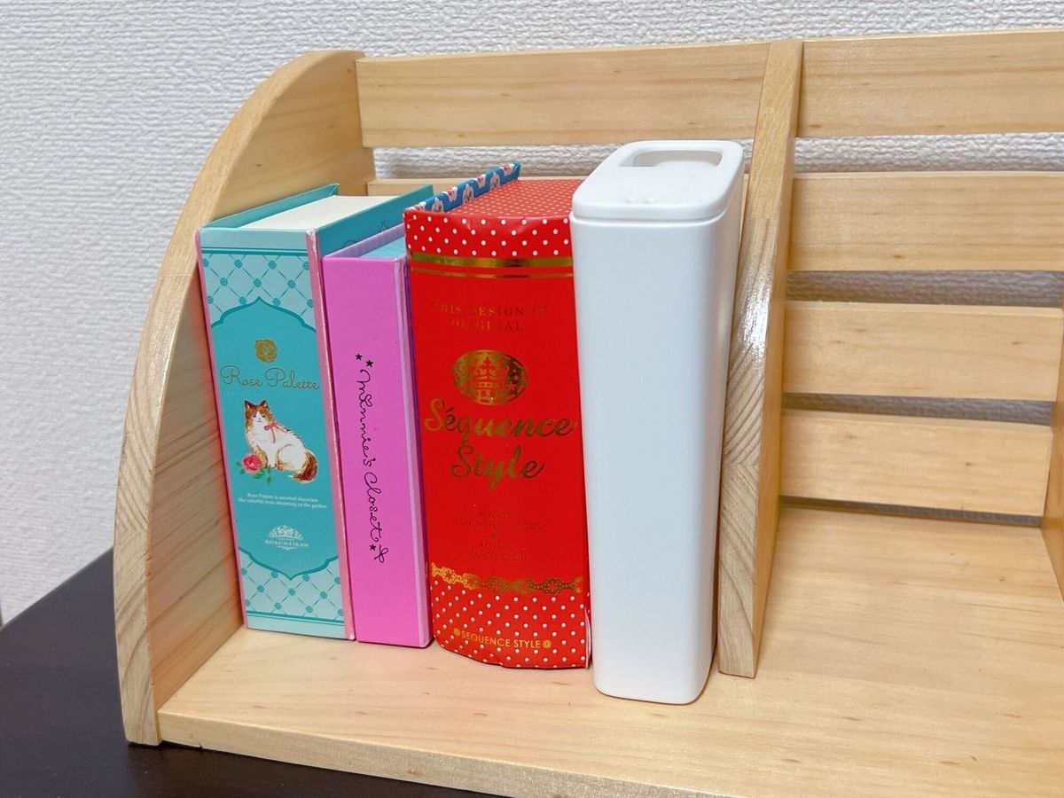 意外すぎダイソー!本棚におさまるシンプルなアイテムの正体とは