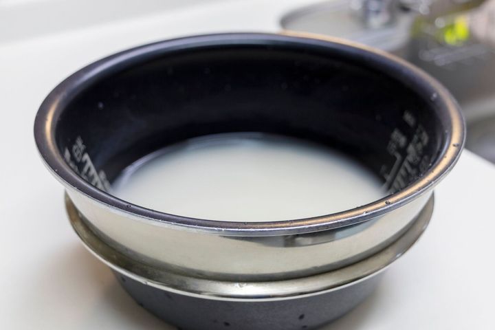 水に浸した白米