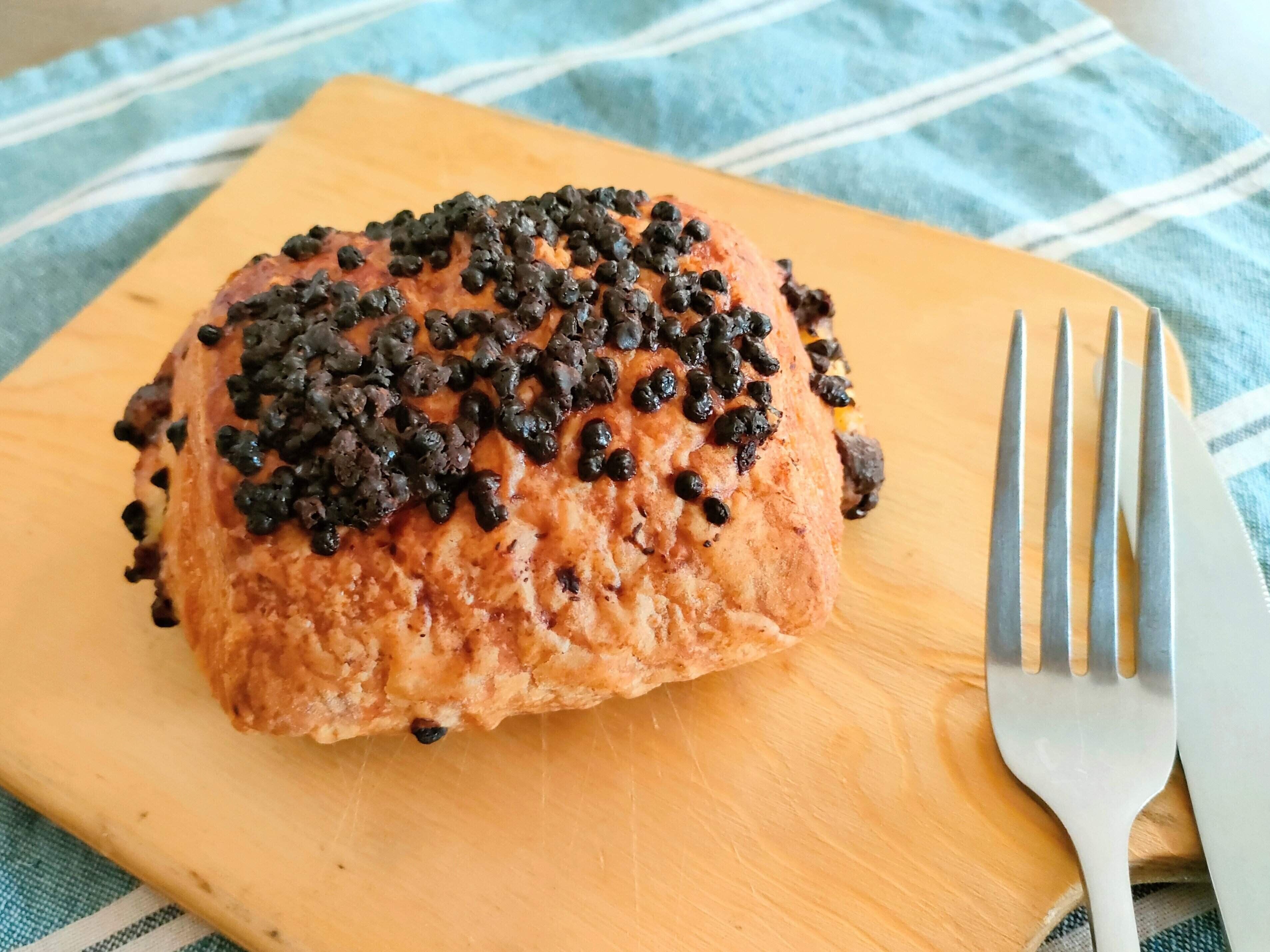 表面にたくさんのチョコチップが散りばめられているチョコデニッシュ