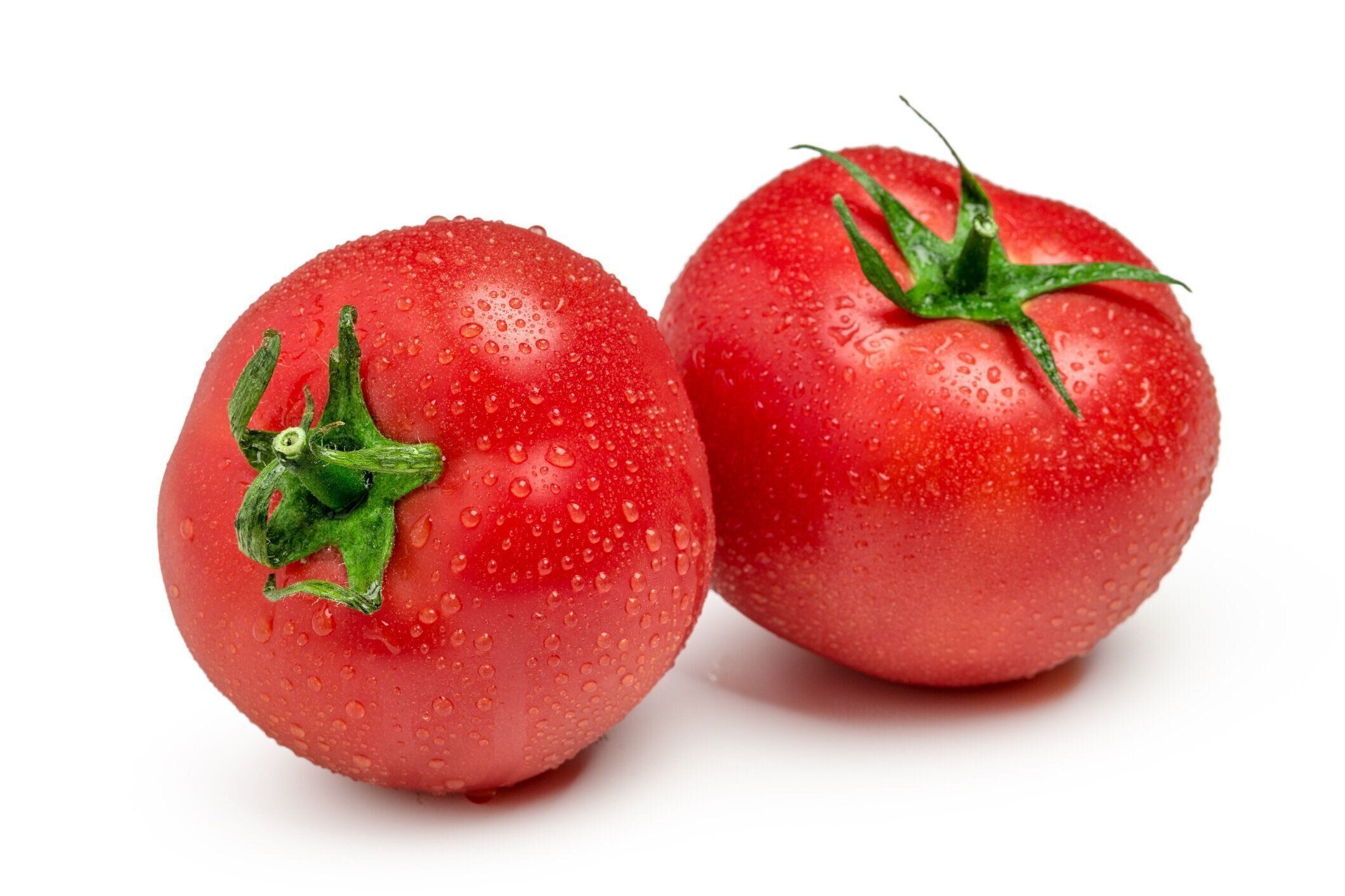 白い背景に分離されたトマト。生野菜2個