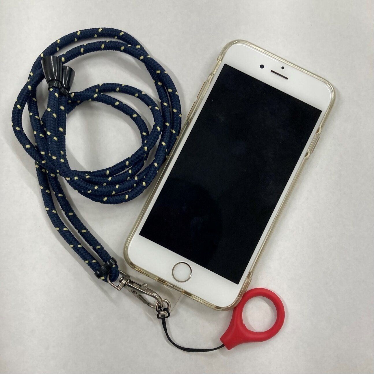 【ダイソー】これでもう絶対スマホを落とさない!?スマホ落下を防止する「フィンガーストラップ」