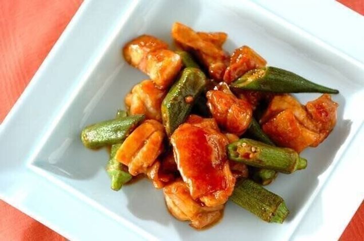 鶏とオクラのガーリックバターじょうゆ炒め