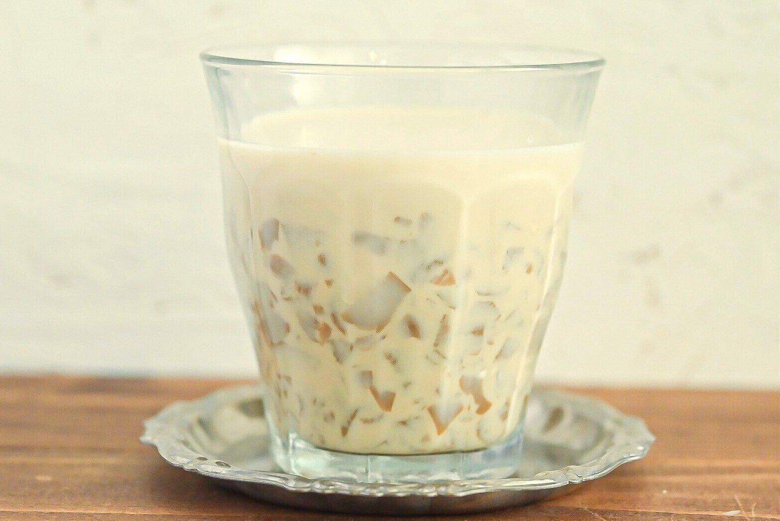 グラスに入った寒天コーヒーゼリー牛乳