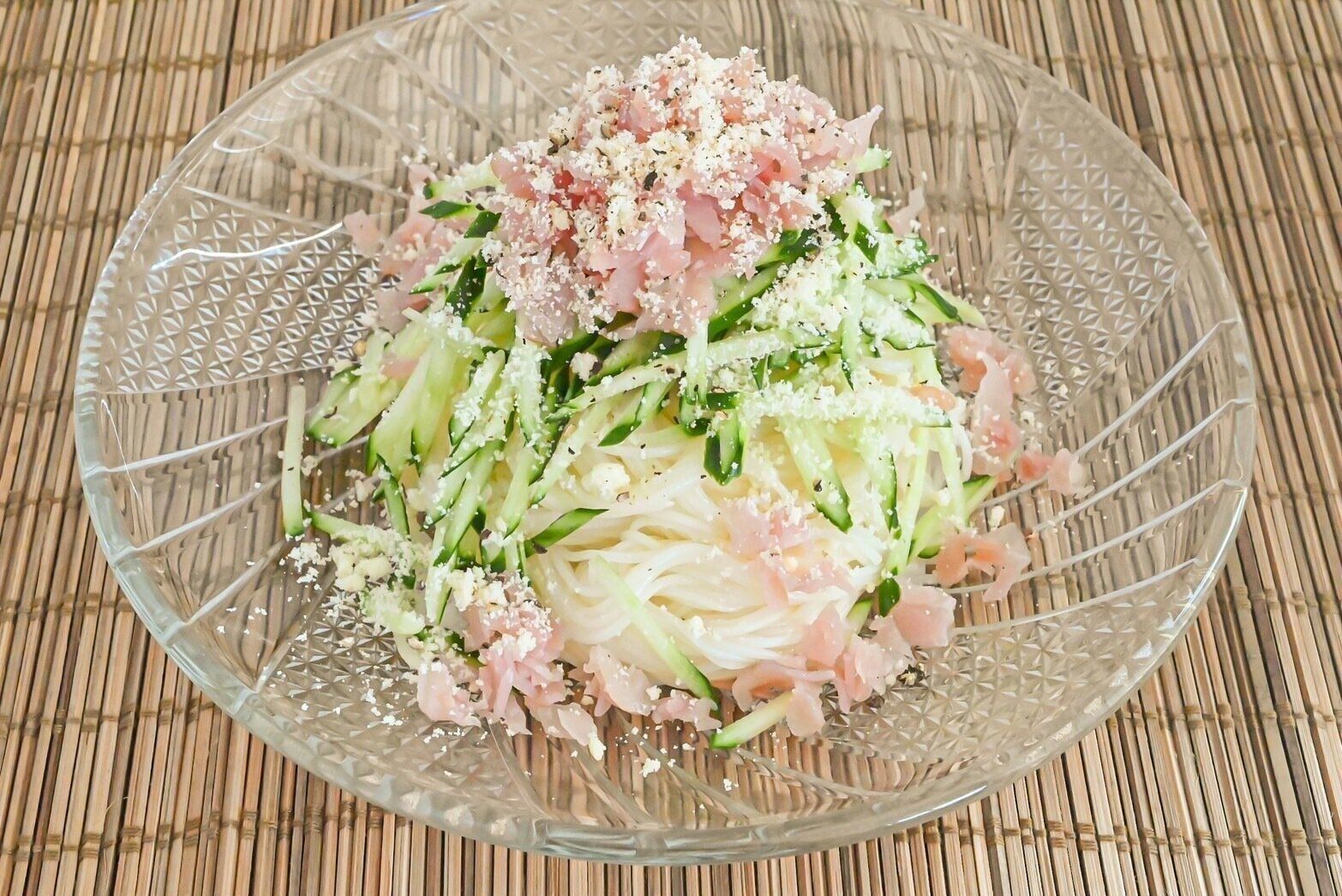皿に盛られた生ハムときゅうりのそうめん