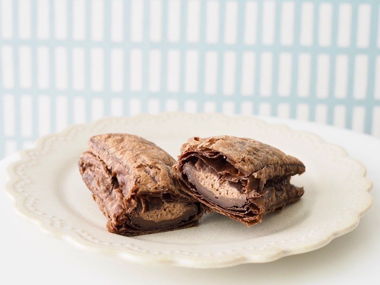 シャトレーゼ「ヨーロッパ産発酵バター使用 チョコレートクリームパイ」断面写真