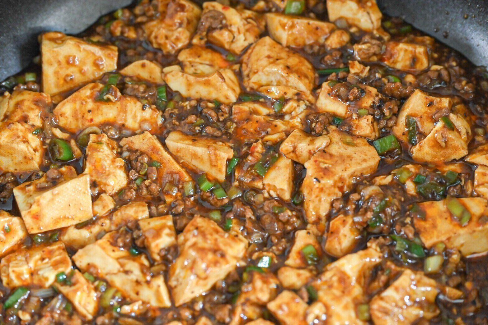 フライパンに入った黒麻婆