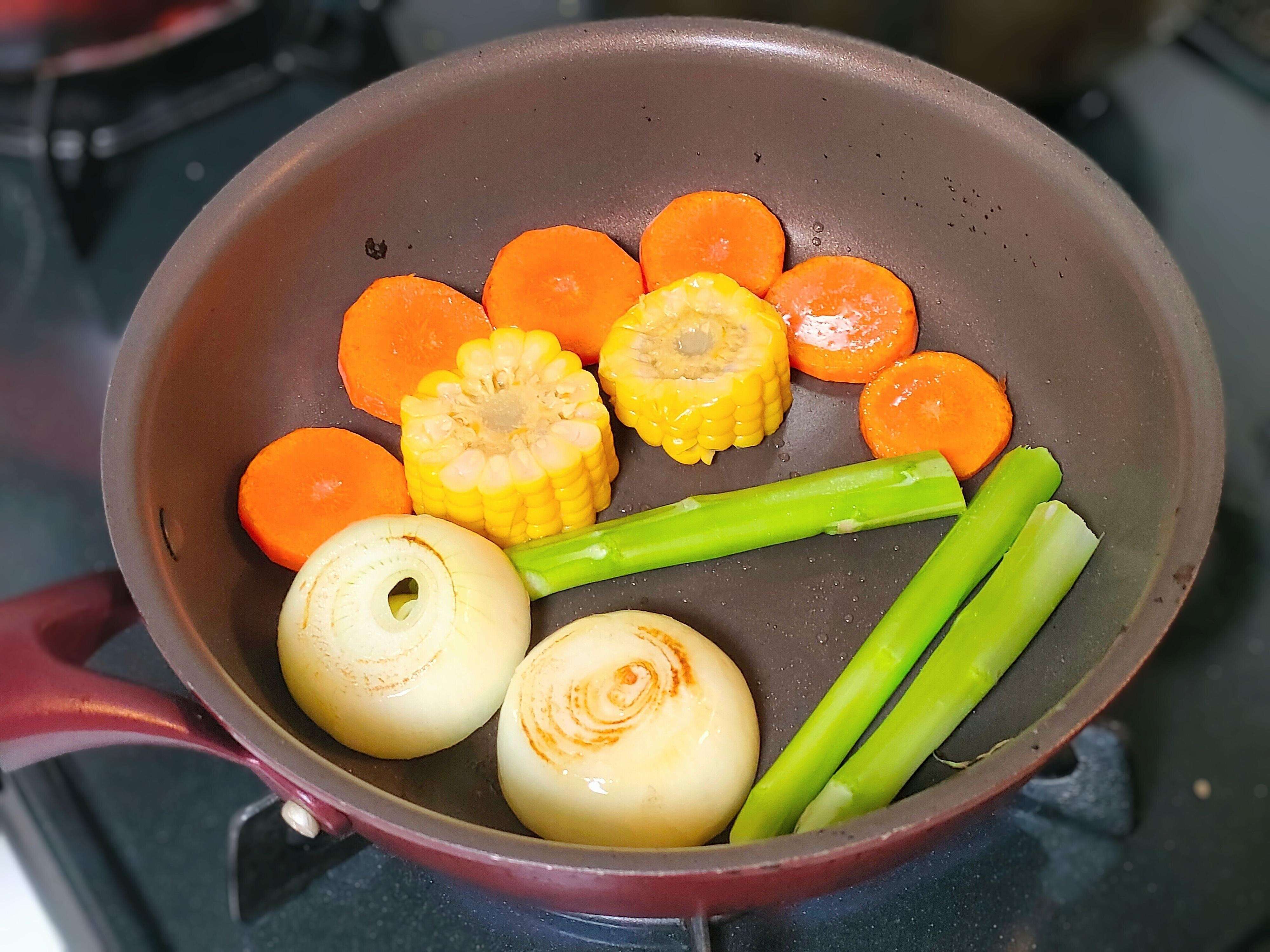 フライパンで野菜を焼く