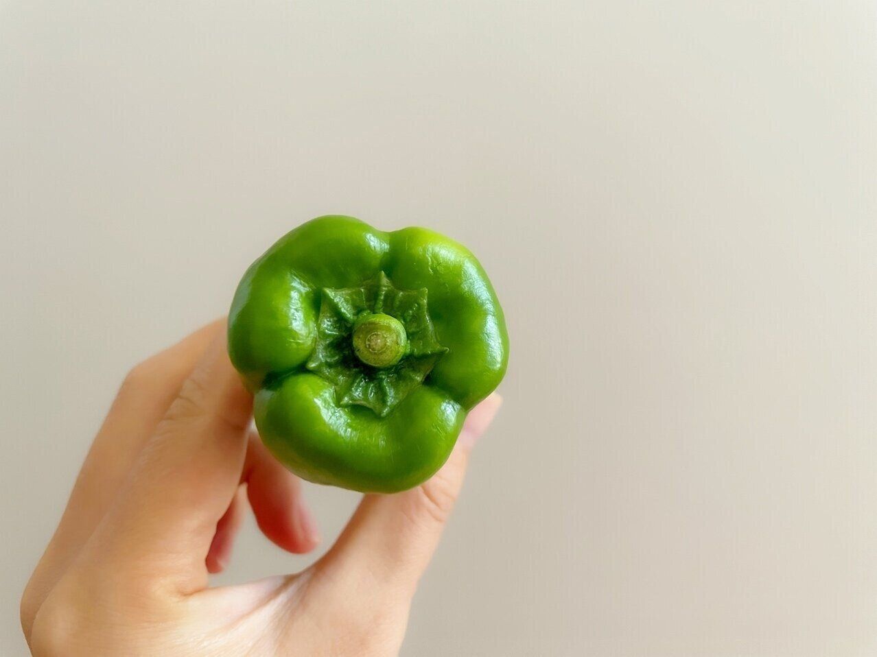野菜のプロが教える 旬のピーマン 種をこぼさず 気持ちいいくらいキレイにとる方法 サンキュ