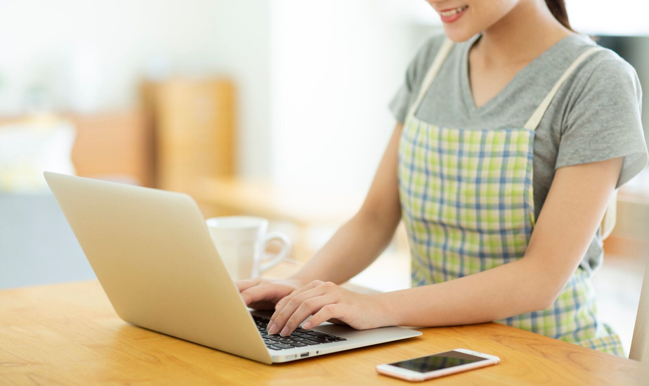 ラップトップを操作する主婦