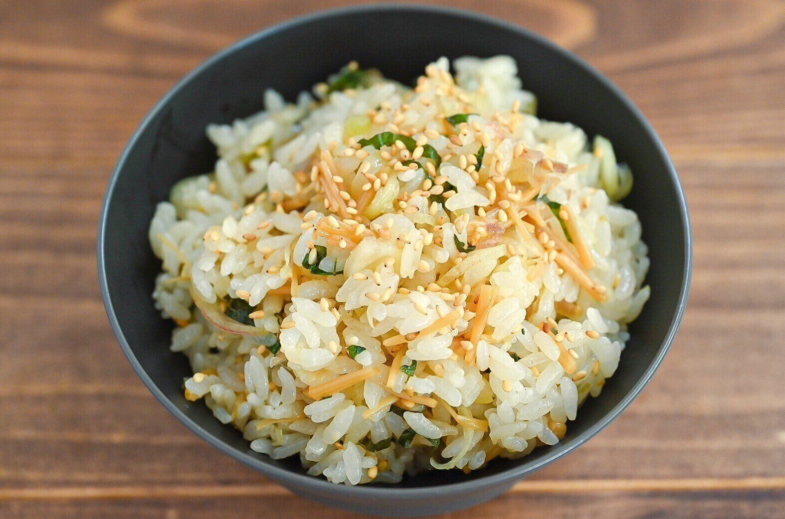 茶碗に入った柚子こしょうなめ茸ごはん