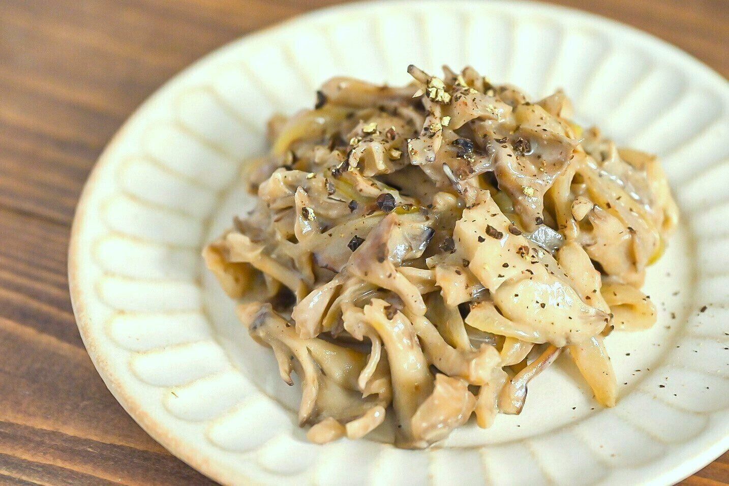 皿に盛られたまいたけと玉ねぎのトリュフソース炒め