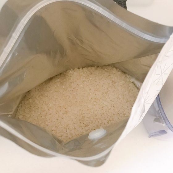 中に弁がついています。