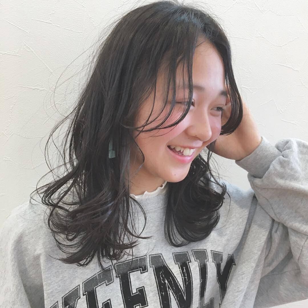 おしゃれな女子高校生のモテるヘアカタログ。チークバングなら大人っぽい前髪美人に大変身