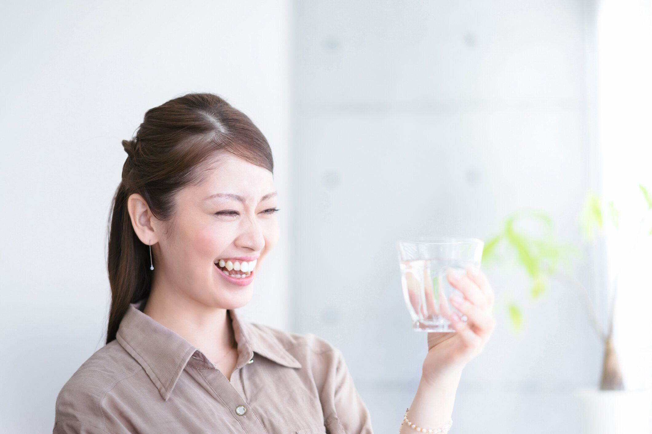 若い女性飲料水(飲料水の画像)