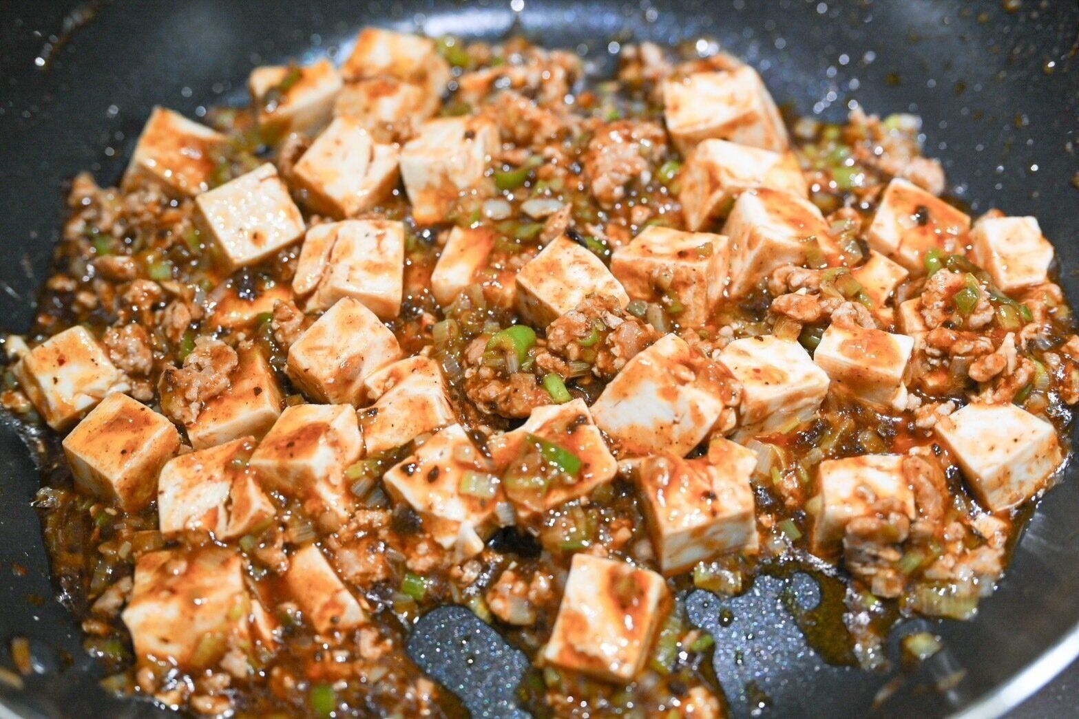 フライパンに入った四川麻婆豆腐