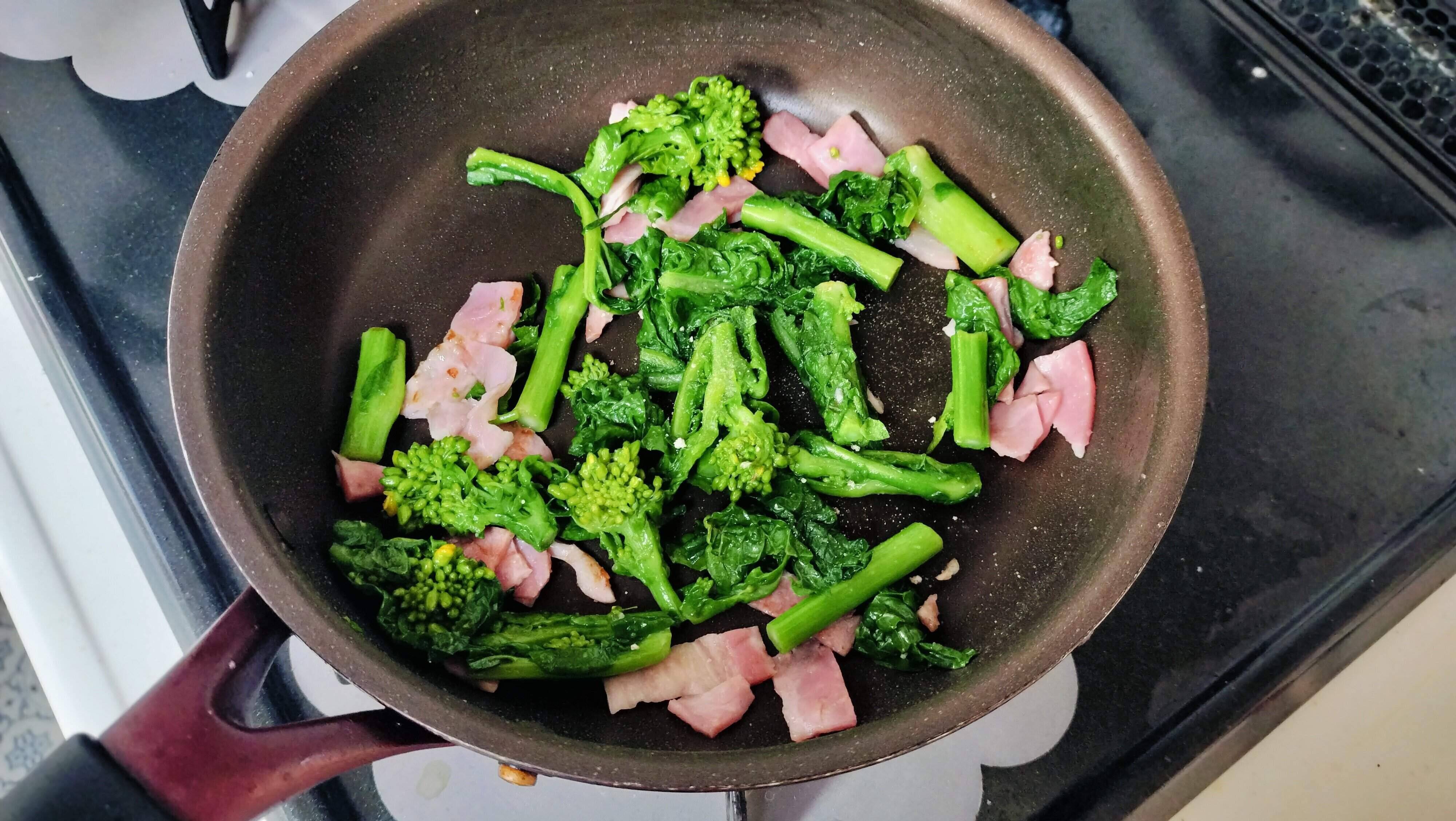 菜花とベーコンを炒める