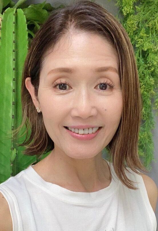 50代女性におすすめのヘアカタログ。ハイライトでおしゃれに！外ハネ前下がりボブ