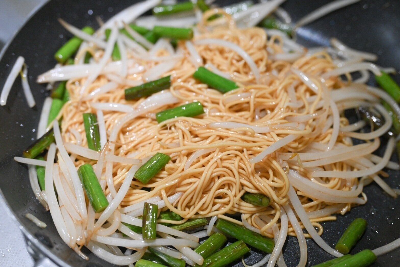 フライパンに入った香港式焼きそば